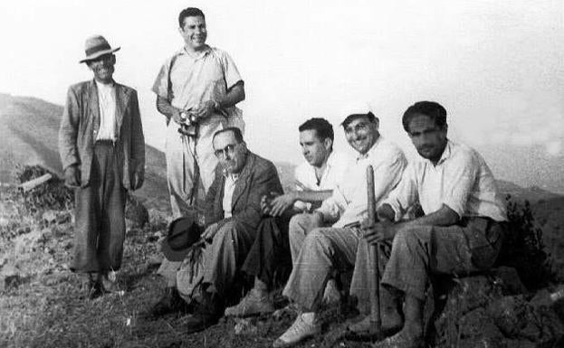 Manuel Laza en la Cueva del Tesoro, años 50. 