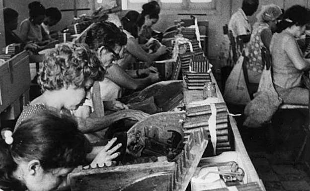 Operarias trabajando en la fábrica de tabaco. 