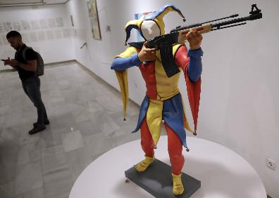 Imagen secundaria 1 - Arriba, un'Missing the blue Sky', una de los representativos niños de Javi Calleja. Sobre estas líneas, 'Joker II' de Chema Cobo y y las 'poupeé' de Mari García. 