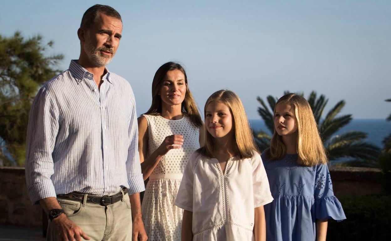 Los Reyes y sus hijas, durante el posado ante la prensa a su llegada a Palma el año pasado.
