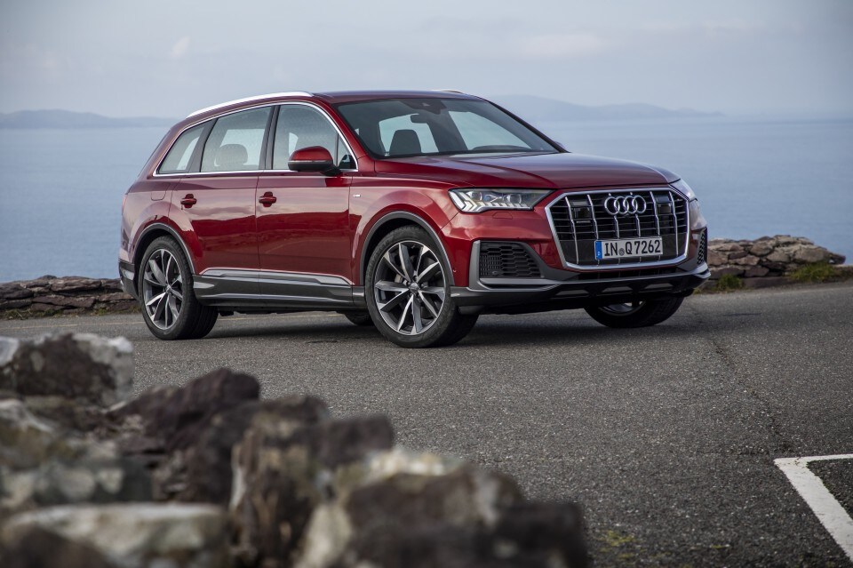 La segunda generación de uno de los todoterreno de mayor tamaño de Audi se actualiza. El nuevo Q7, ya a la venta, se caracteriza por una profunda actualización, con novedades tanto visuales como técnicas. 