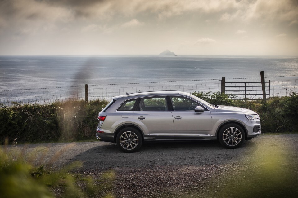 La segunda generación de uno de los todoterreno de mayor tamaño de Audi se actualiza. El nuevo Q7, ya a la venta, se caracteriza por una profunda actualización, con novedades tanto visuales como técnicas. 