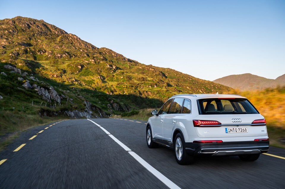 La segunda generación de uno de los todoterreno de mayor tamaño de Audi se actualiza. El nuevo Q7, ya a la venta, se caracteriza por una profunda actualización, con novedades tanto visuales como técnicas. 