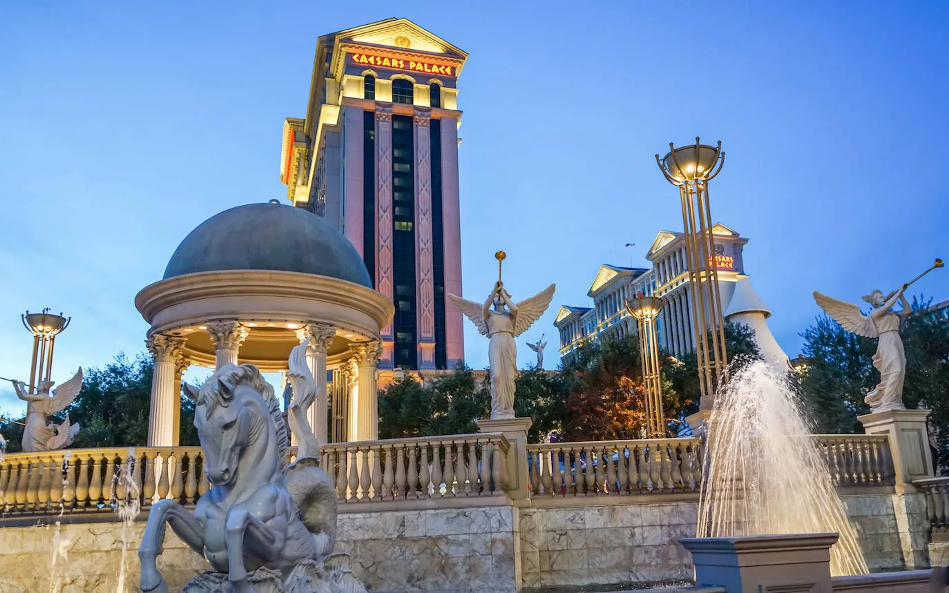 El Caesar Palace de Las Vegas es, probablemente el casino más popular del mundo. Es famoso no solo por sus salas con todo tipo de juegos, sino también por albergar espectáculos de clase mundial. Allí se han realizado algunas de las veladas de boxeo más importantes de la historia, con púgiles como Muhammad Ali, Sugar Ray Leonard, Evander Hollyfield y Óscar de la Hoya. Aunque en los últimos años las veladas de boxeo han ido desapareciendo, realizándose espectáculos musicales de alto nivel con estrellas como Celine Dion, Cher o Elton John. Pero quizá lo más impresionante es que ha albergado en dos ocasiones el Gran Premio de Las Vegas de Fórmula 1 en lo que hoy en día es el aparcamiento, lo que da una idea de sus dimensiones.