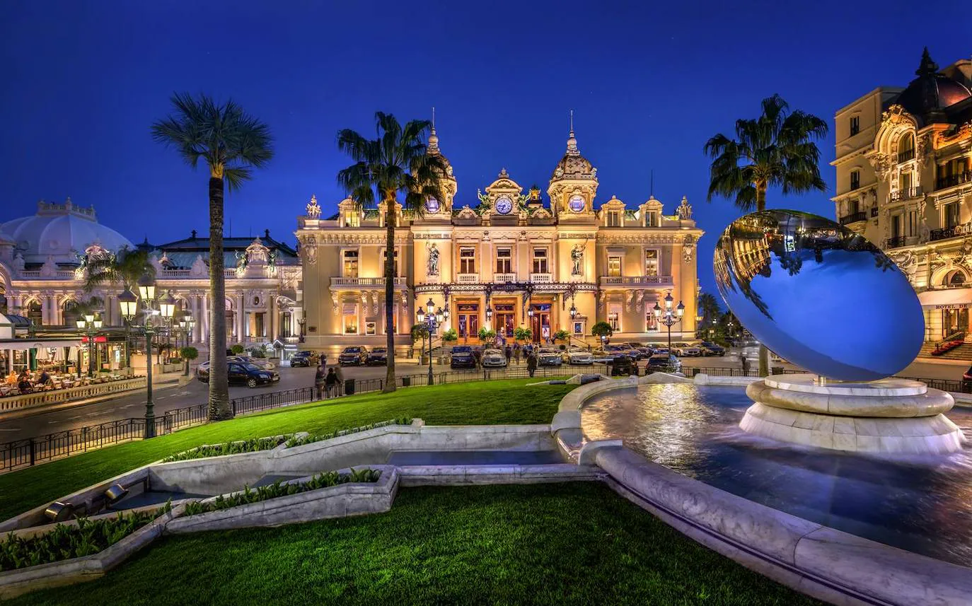 El Casino de Montecarlo es el más famoso y con más renombre, aunque no es ni mucho menos el más grande. Fue construido en 1863 por el arquitecto Charles Garnier, el mismo que creó la Ópera de París. Su estilo arquitectónico es el llamado Segundo Imperio o Napoleon III. En el interior destaca un ascensor diseñado por Gustave Eiffel y un cuadro en el que aparece una española que causaba sensación en la época, la Bella Otero. Es famosa su terraza sobre la bahía de Montecarlo donde los jugadores fumadores también pueden disfrutar del placer de jugar mirando las estrellas y desde la que, según rumores, se ha producido más de un suicidio de jugadores arruinados. Además, incluye el Gran Teatro de Montecarlo, una ópera y una casa de ballet. Lo más curioso es que los monegascos tienen prohibida la entrada al casino, según una orden que data del año 1860.