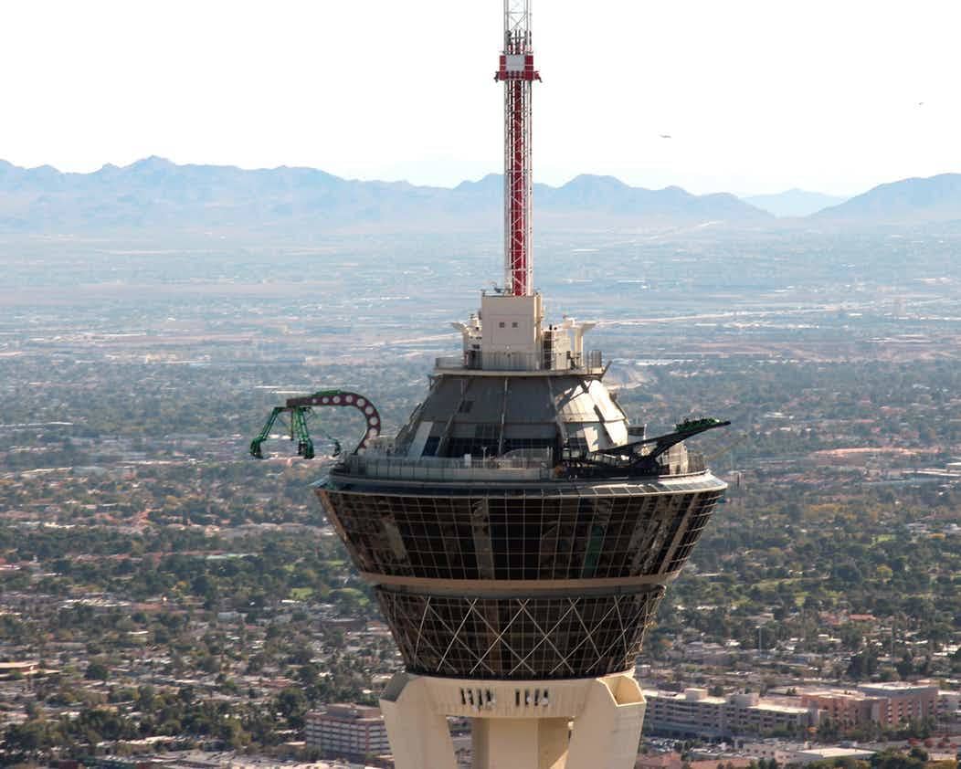 El más alto es el Stratosphere Las Vegas Hotel & Casino... y tiene un parque de atracciones. Su sala de juego se encuentra a unos 1.200 metros de altura. Se trata de la torre de observación independiente más alta de los Estados Unidos y una de las atracciones más emocionantes entre los resorts de Las Vegas. Además de la emoción del juego, este casino es todo un parque de atracciones situado en la parte más alta del hotel. Allí está el Big Shot, una torre de caída, a 329 metros de altura a una velocidad cuatro veces mayor que cualquier fuerza gravitatoria.