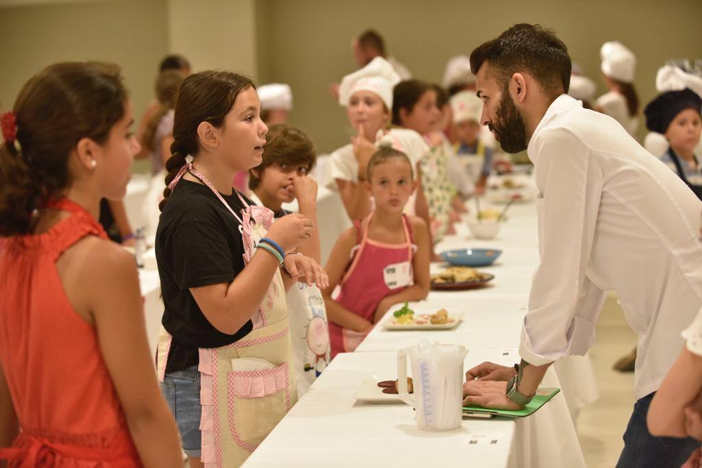 Una selección de los mejores chefs de la zona, entre 8 y 12 años, se enfrentan a una prueba de emplatado en el hotel NH Málaga