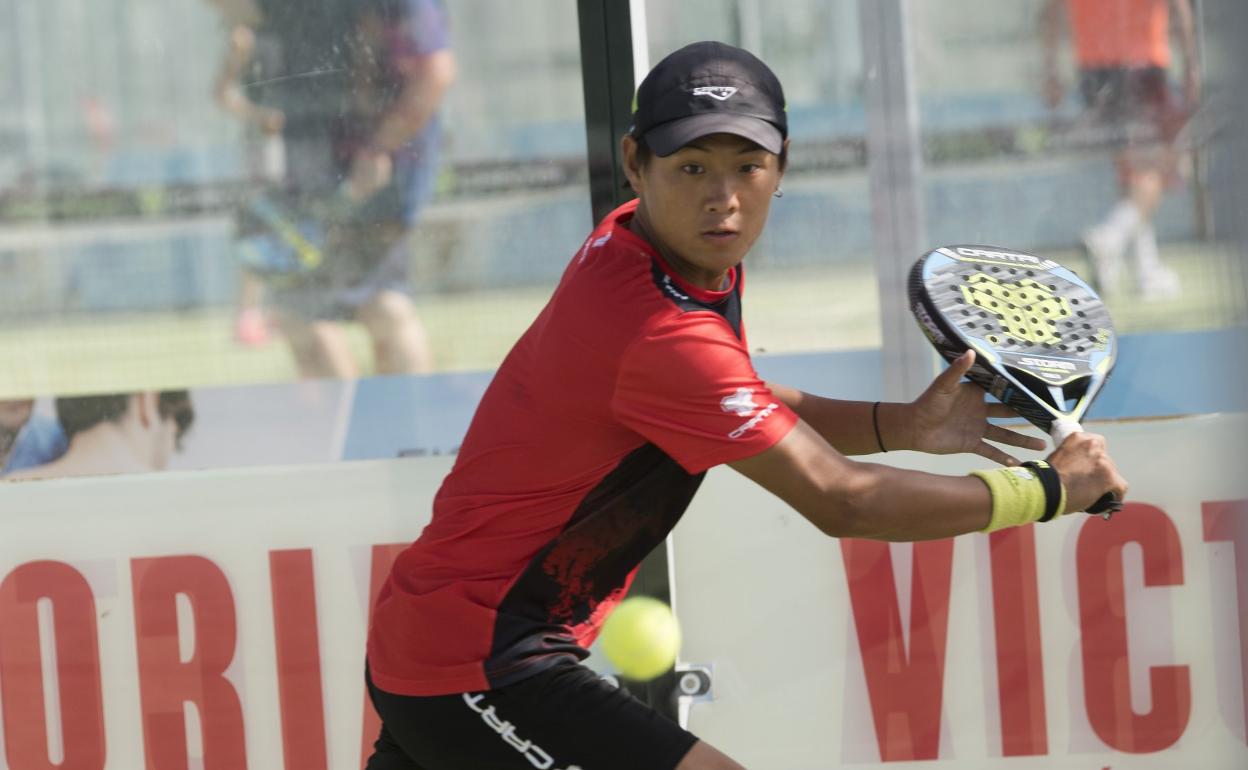 'Jerry', golpeando un revés en el entrenamiento del World Padel Tour. 