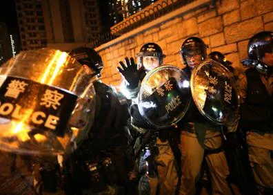 Imagen secundaria 1 - Avenidas cortadas, choques con la Policía y más de 200 vuelos cancelados en la huelga general de Hong Kong