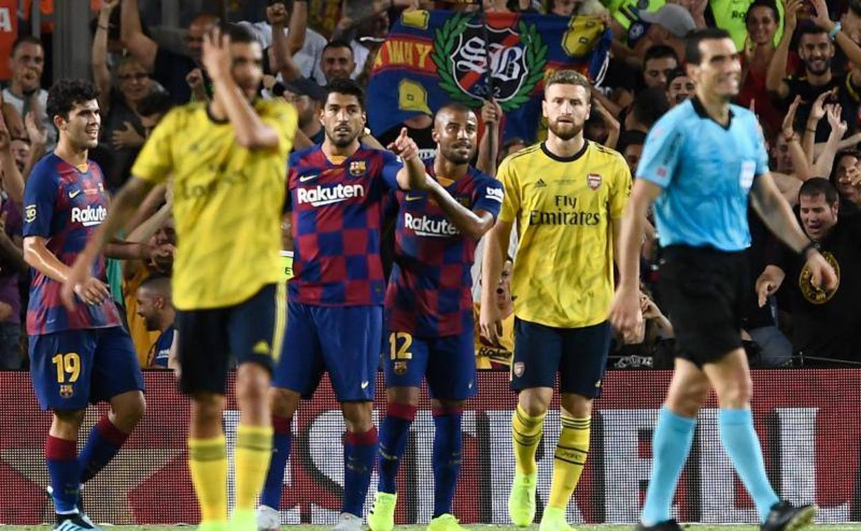 Luis Suárez celebra el gol ante la desolación del equipo inglés.