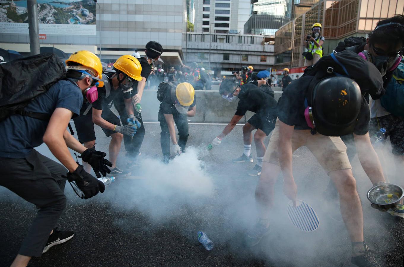 Después de las manifesaciones a las que acudieron más de 100.000 personas el domingo, el movimiento de las 'Tres Huelgas' paralizó Hong Kong este lunes.