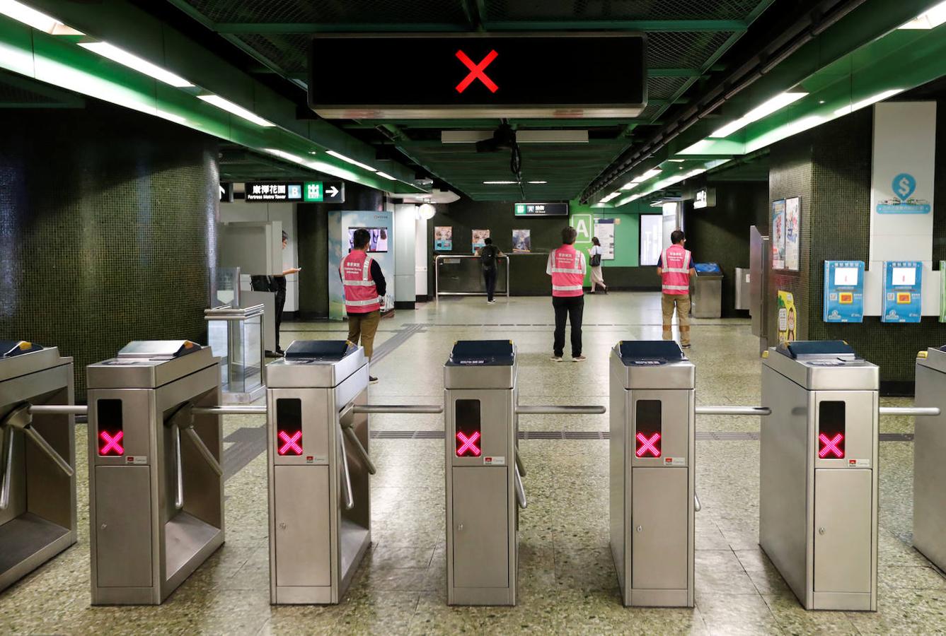 Después de las manifesaciones a las que acudieron más de 100.000 personas el domingo, el movimiento de las 'Tres Huelgas' paralizó Hong Kong este lunes.