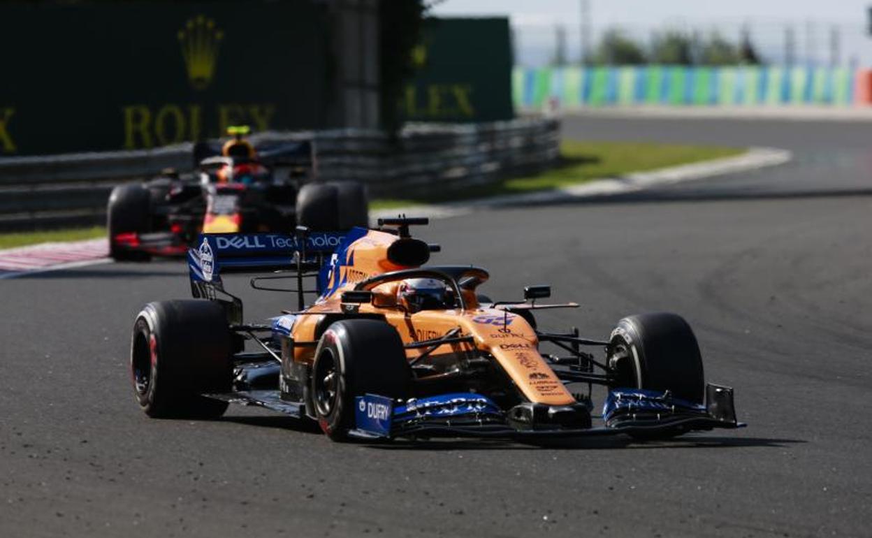 El McLaren de Carlos Sainz, durante la carrera en Hungría.