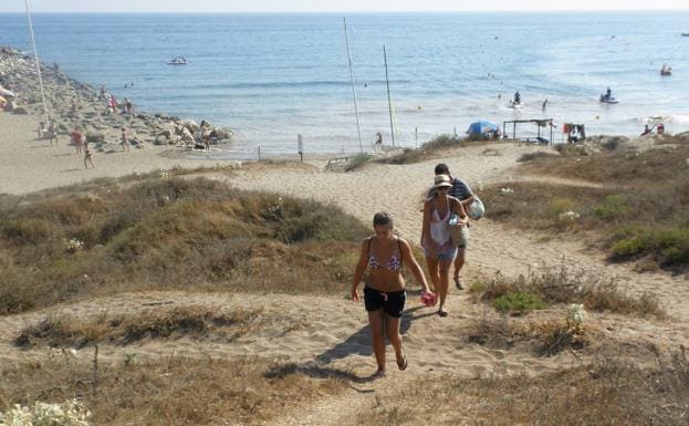 Para acceder y salir de la playa hay que atravesar un interesante sistema dunar.