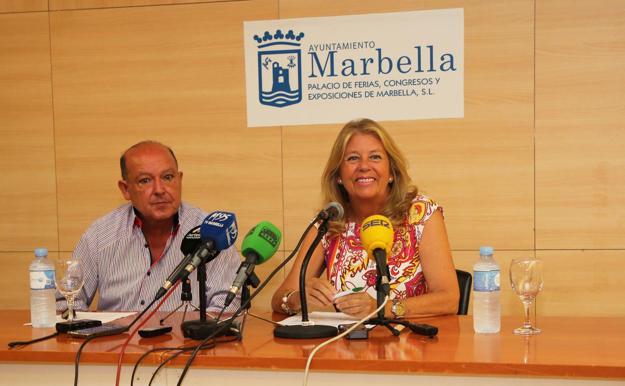 La alcaldesa junto al director del Palacio de Congresos de Marbella. 
