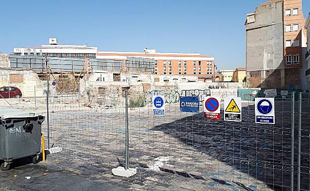 La zona de Hoyo de Esparteros, ya vallada para el inicio de las obras por parte de la Constructora San José. 