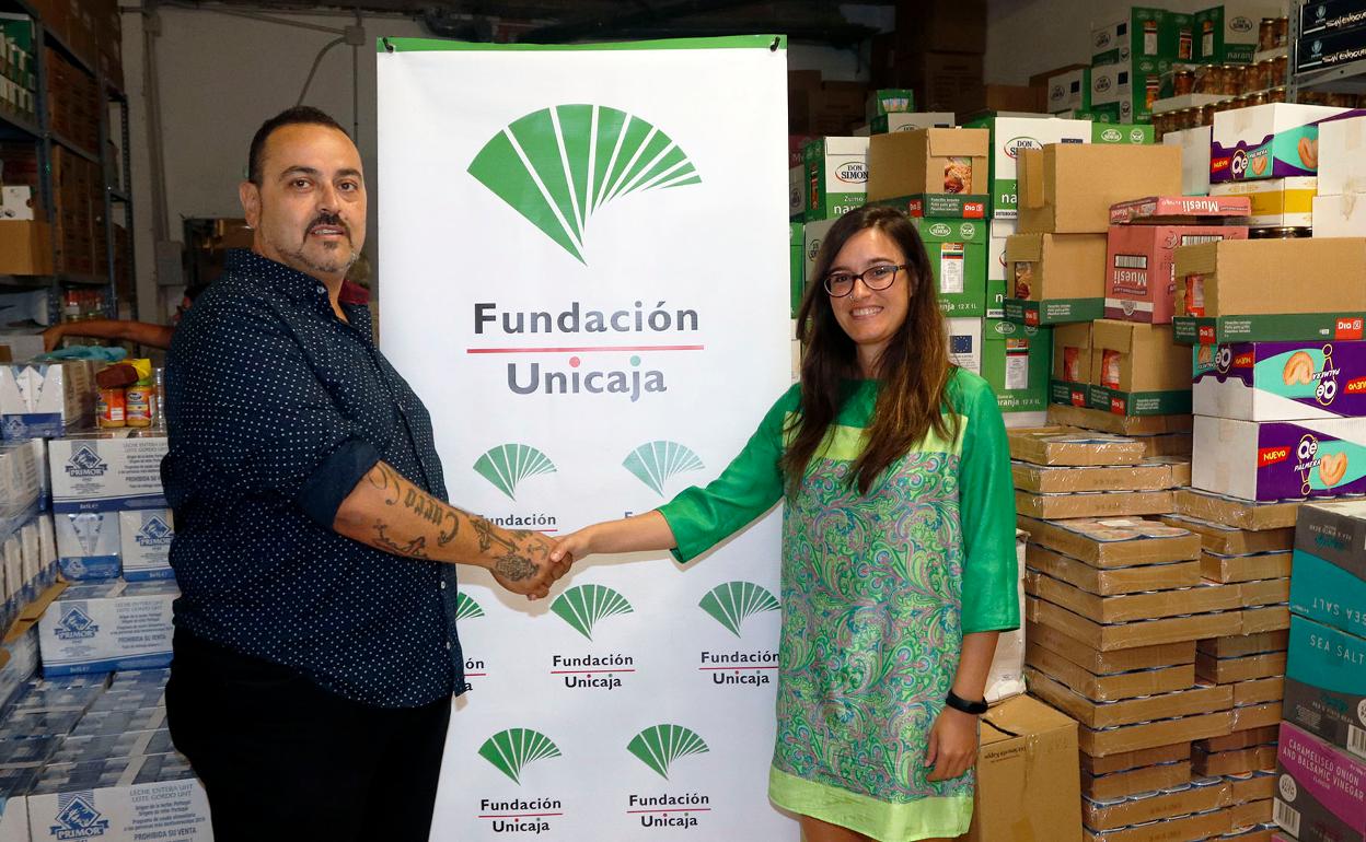 El presidente de la Asociación Las Lagunillas Centro, Francisco López, y la representante de la Fundación Unicaja, Irene Acosta, quien visitó las instalaciones del economato.