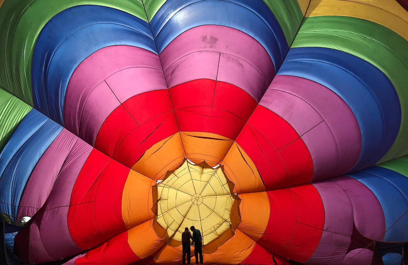 Un ascenso masivo de globos aerostáticos ha cubierto el cielo de Bristol con motivo del festival anual. 