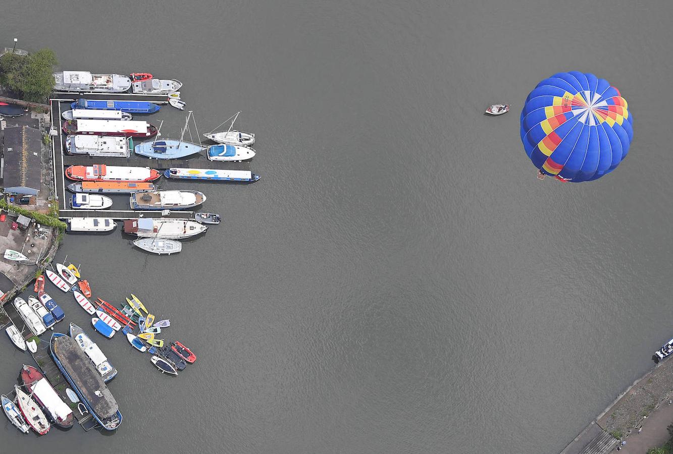 Un ascenso masivo de globos aerostáticos ha cubierto el cielo de Bristol con motivo del festival anual.