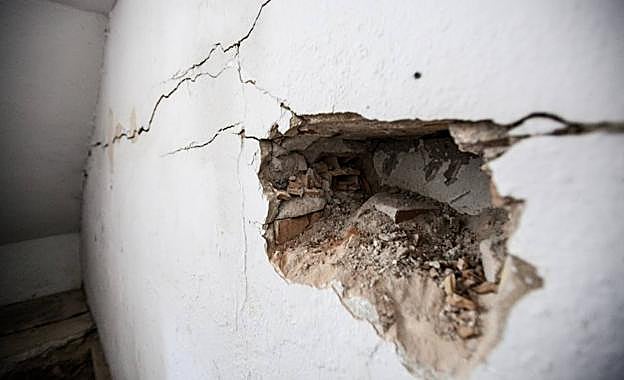 Imagen principal - «Nos han dejado la casa en ruinas y nadie quiere responsabilizarse»