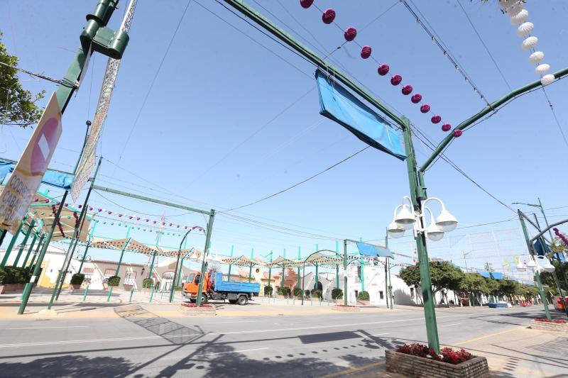 Feriantes, operarios municipales y de contratas y peñistas llevan semanas afanados en poner a punto todos los elementos que conforman esa ciudad efímera que es el Real de Cortijo de Torres.