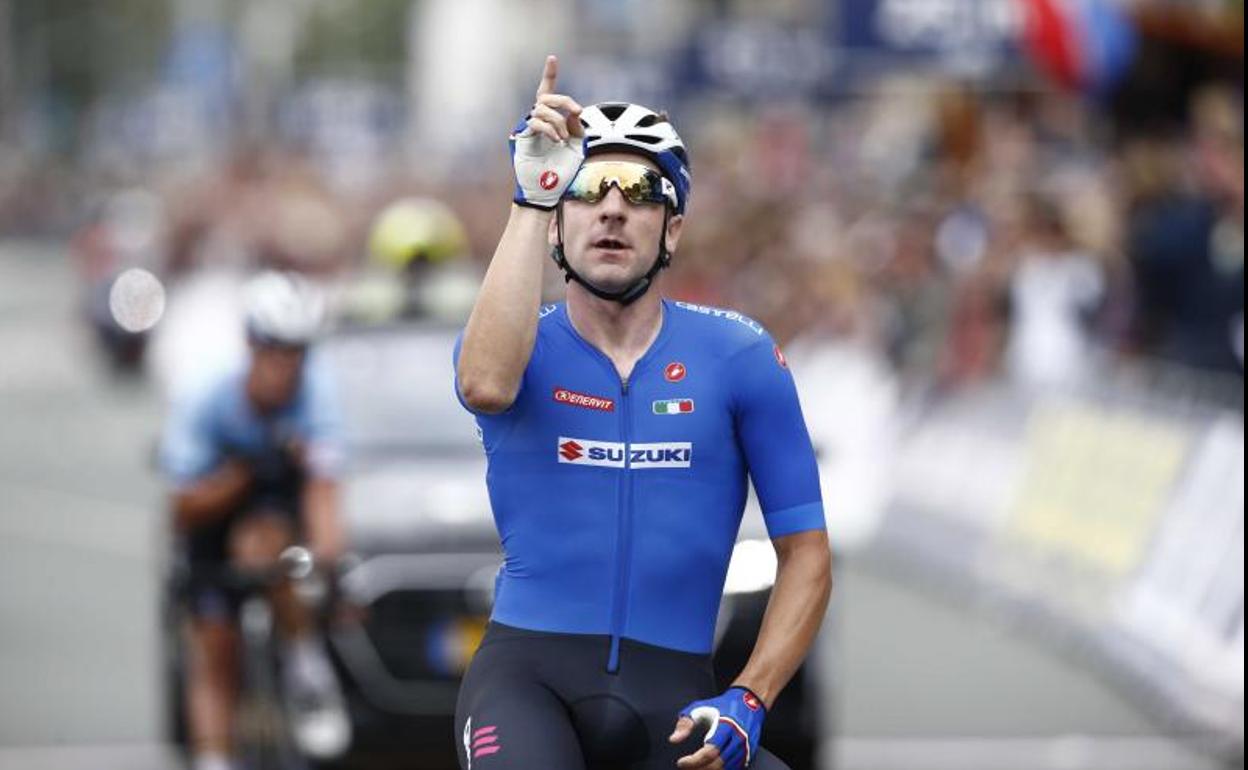 Elia Viviani celebrando la victoria.