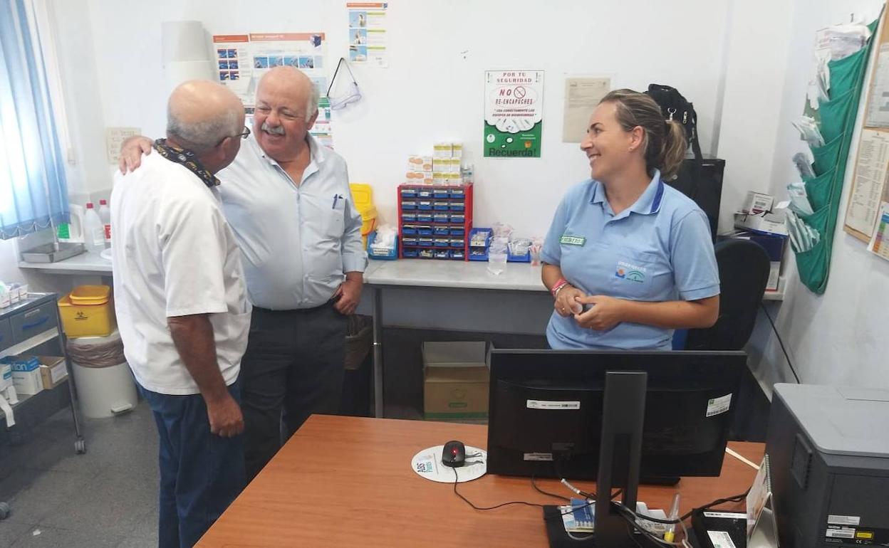 El consejero de Salud y Familias, Jesús Aguirre, durante su visita al centro de salud del municipio onubense de Cartaya.