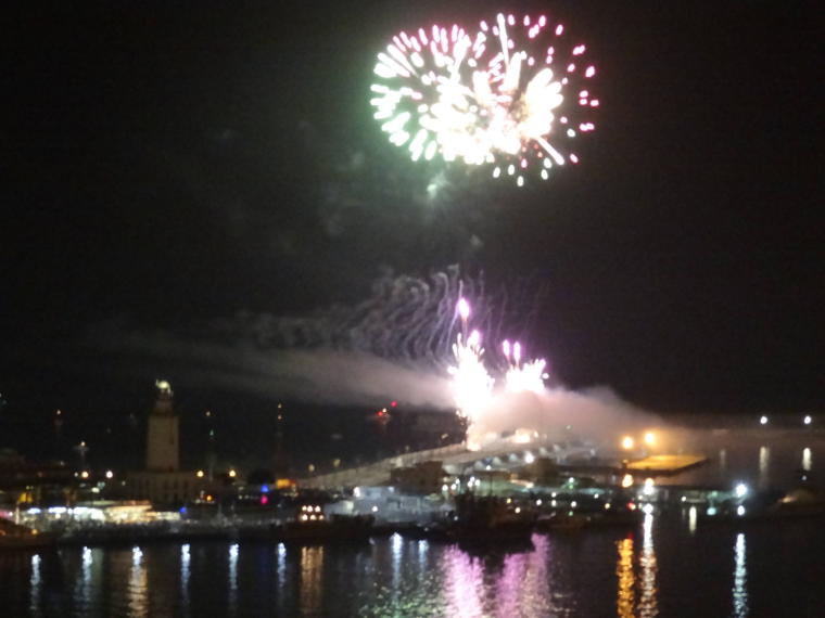 Tras el pregón, los espectáculos pirotécnicos toman la noche. Toneladas de pólvora y música