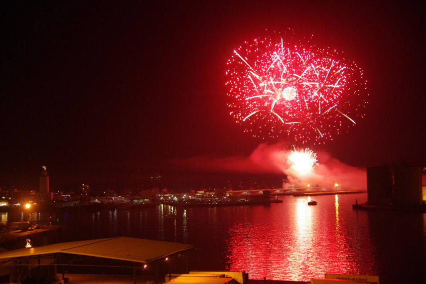 Tras el pregón, los espectáculos pirotécnicos toman la noche. Toneladas de pólvora y música