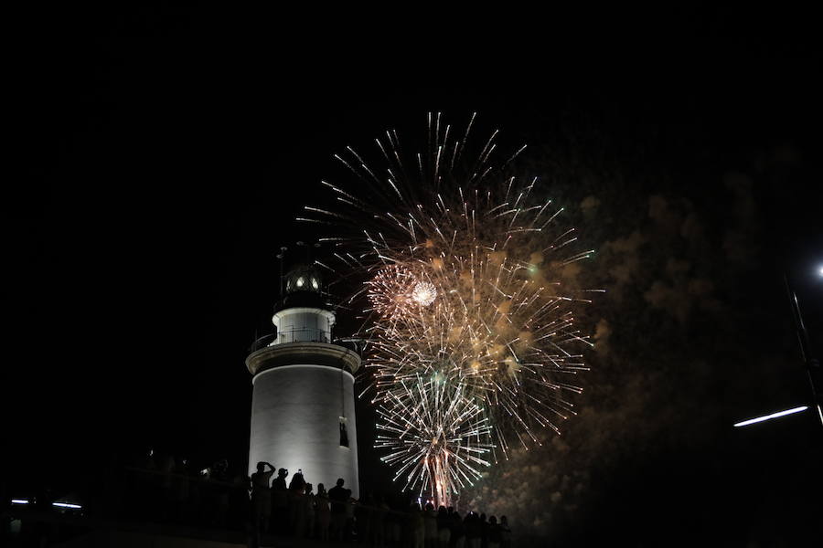 Tras el pregón, los espectáculos pirotécnicos toman la noche. Toneladas de pólvora y música