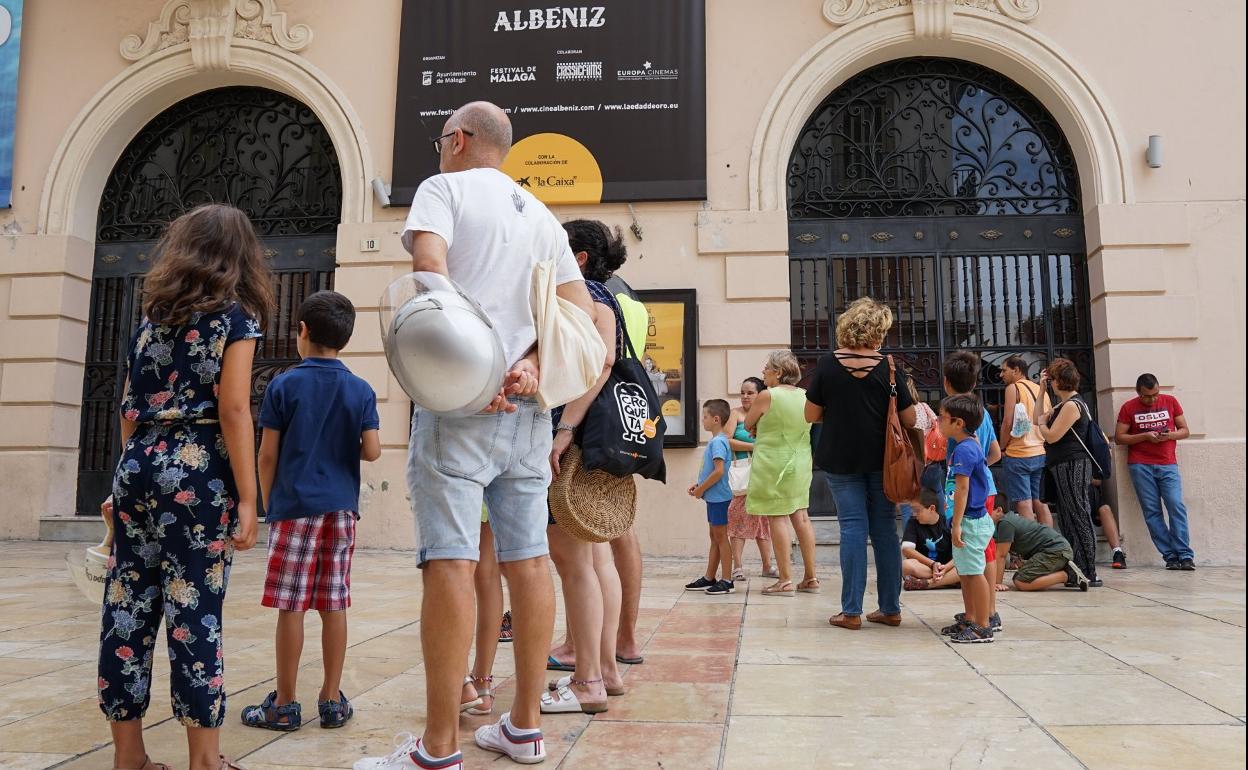 Cola para la proyección matinal de cine infantil en el Albéniz.