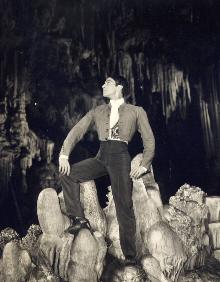 Imagen secundaria 2 - El barítono Carlos Álvarez (arriba), el guitarrista Paco de Lucía (abajo izquierda) y Antonio 'el bailarín' (abajo derecha) actuaron en el interior de la Cueva de Nerja. 