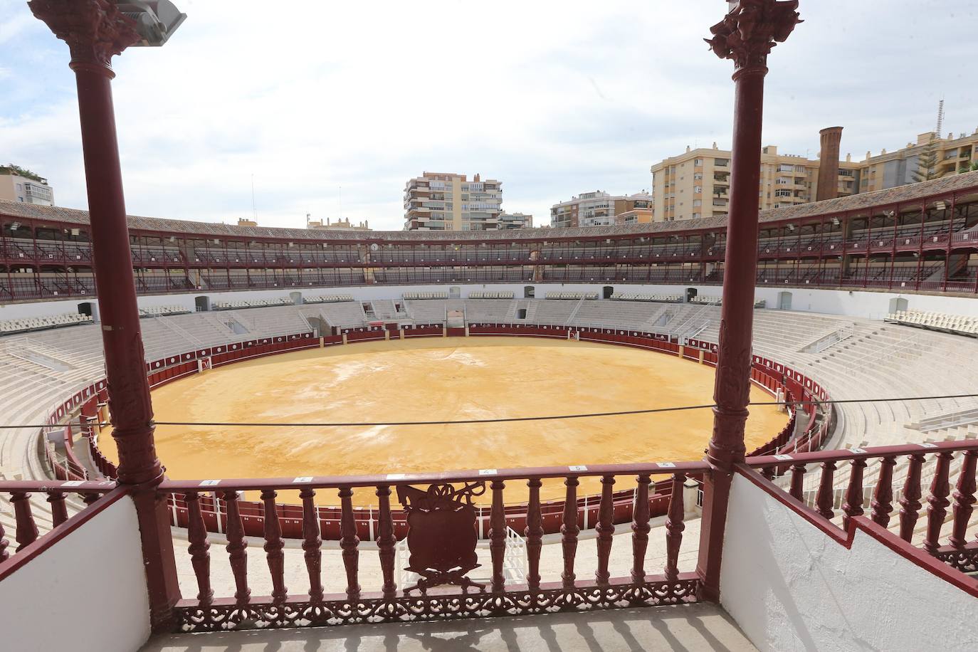 Los malagueños podrán contemplar y disfrutar desde este miércoles la nueva imagen de la plaza de toros de La Malagueta tras el proceso de rehabilitación al que ha sido sometida en el último año por la propietaria de la plaza de toros de la capital, la Diputación de Málaga, y donde se han invertido cinco millones de euros. Una operación diseñada por los arquitectos Manuel Rodríguez, Borja Peñalosa y Rafael Salas 