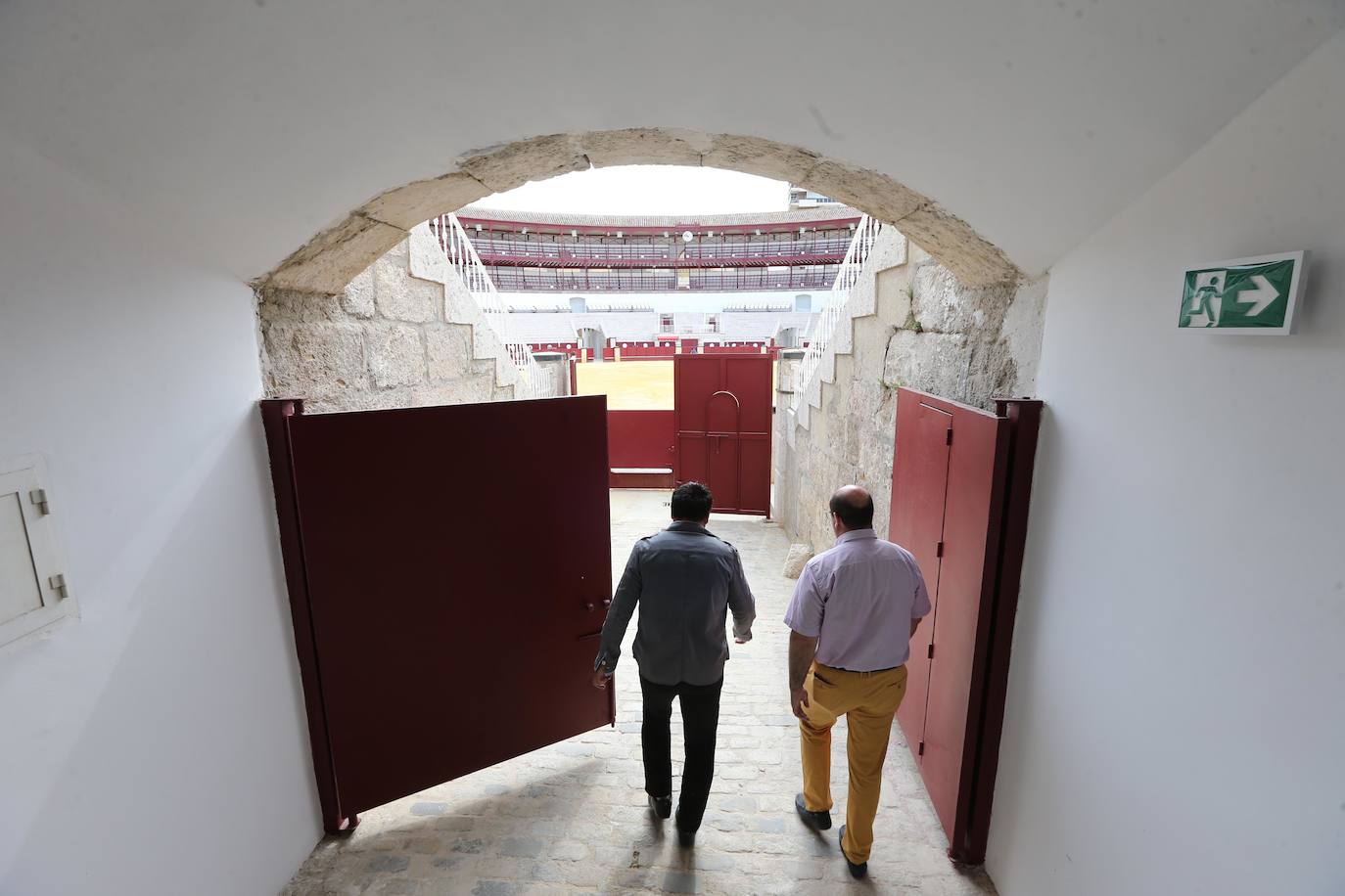 Los malagueños podrán contemplar y disfrutar desde este miércoles la nueva imagen de la plaza de toros de La Malagueta tras el proceso de rehabilitación al que ha sido sometida en el último año por la propietaria de la plaza de toros de la capital, la Diputación de Málaga, y donde se han invertido cinco millones de euros. Una operación diseñada por los arquitectos Manuel Rodríguez, Borja Peñalosa y Rafael Salas 
