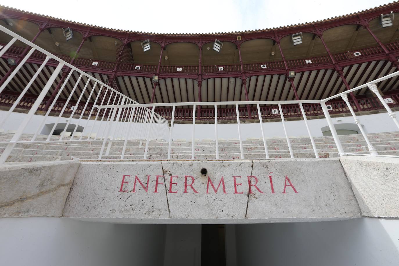 Los malagueños podrán contemplar y disfrutar desde este miércoles la nueva imagen de la plaza de toros de La Malagueta tras el proceso de rehabilitación al que ha sido sometida en el último año por la propietaria de la plaza de toros de la capital, la Diputación de Málaga, y donde se han invertido cinco millones de euros. Una operación diseñada por los arquitectos Manuel Rodríguez, Borja Peñalosa y Rafael Salas 
