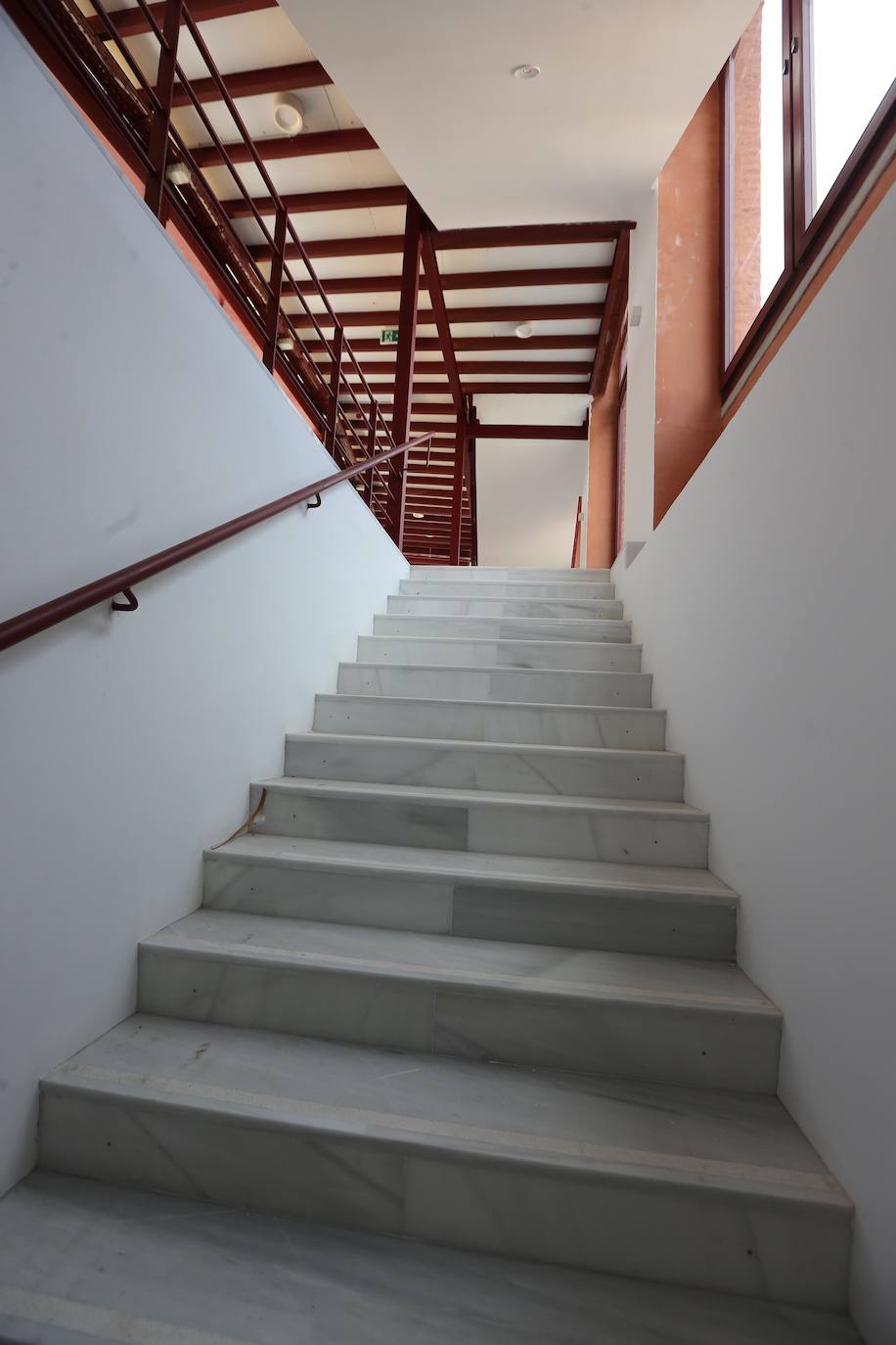 Los malagueños podrán contemplar y disfrutar desde este miércoles la nueva imagen de la plaza de toros de La Malagueta tras el proceso de rehabilitación al que ha sido sometida en el último año por la propietaria de la plaza de toros de la capital, la Diputación de Málaga, y donde se han invertido cinco millones de euros. Una operación diseñada por los arquitectos Manuel Rodríguez, Borja Peñalosa y Rafael Salas 