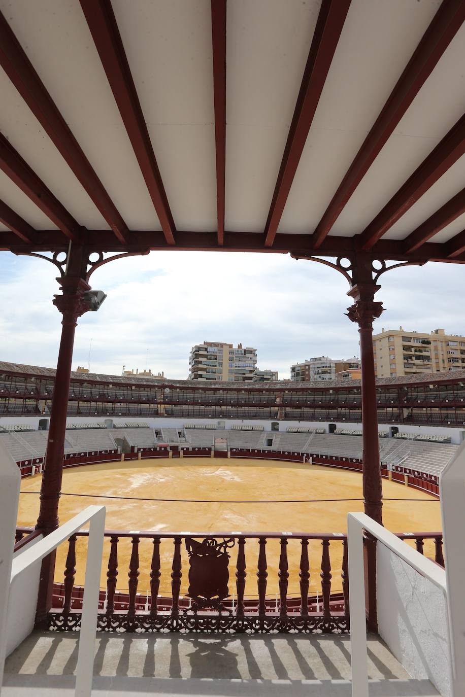 Los malagueños podrán contemplar y disfrutar desde este miércoles la nueva imagen de la plaza de toros de La Malagueta tras el proceso de rehabilitación al que ha sido sometida en el último año por la propietaria de la plaza de toros de la capital, la Diputación de Málaga, y donde se han invertido cinco millones de euros. Una operación diseñada por los arquitectos Manuel Rodríguez, Borja Peñalosa y Rafael Salas 