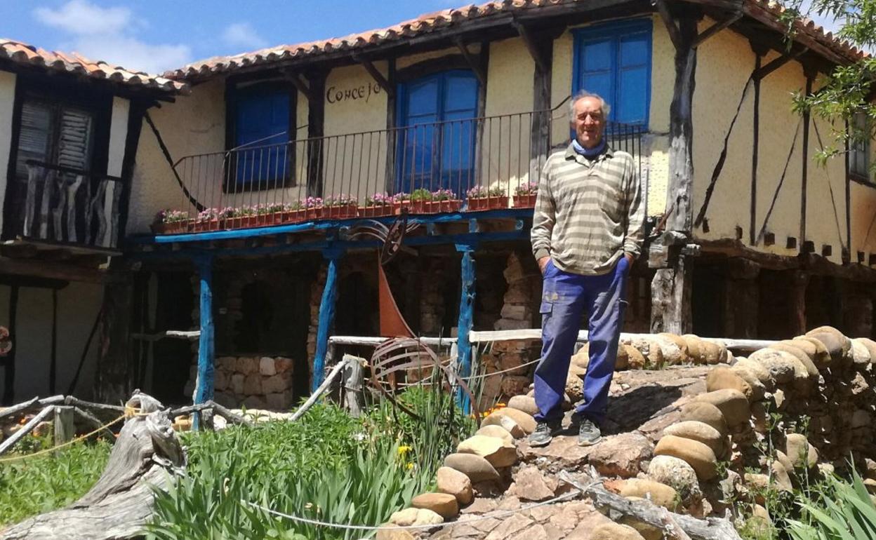 Félix Yáñez ha construido con sus manos una aldea medieval en Burgos: «Mi pueblo huele a tierra»