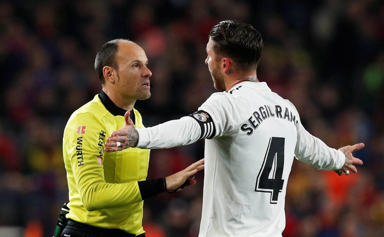 Mateu Lahoz, hablando con Sergio Ramos.