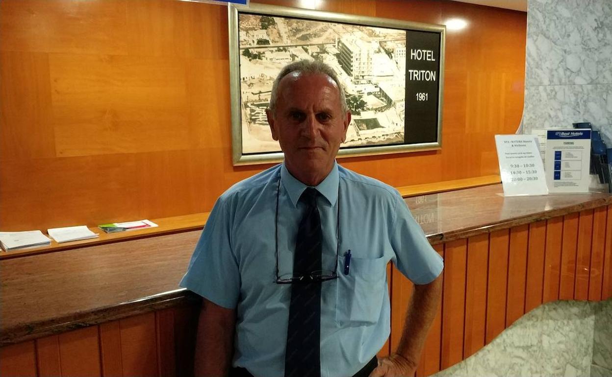 Francisco Guerrero en la recepción del Hotel Tritón