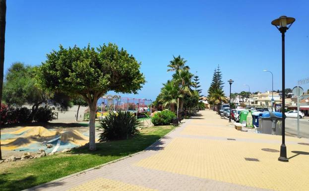 Imagen principal - Arriba, paseo marítimo de Benajarafe. Abajo, la arena de esta playa es fina y oscura y la antigua estación ferroviaria en primera línea de playa.