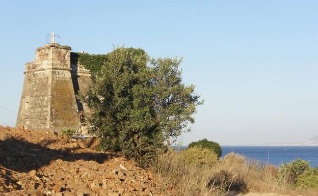 Torre Moya es el principal vestigio histórico situado cerca de la playa.