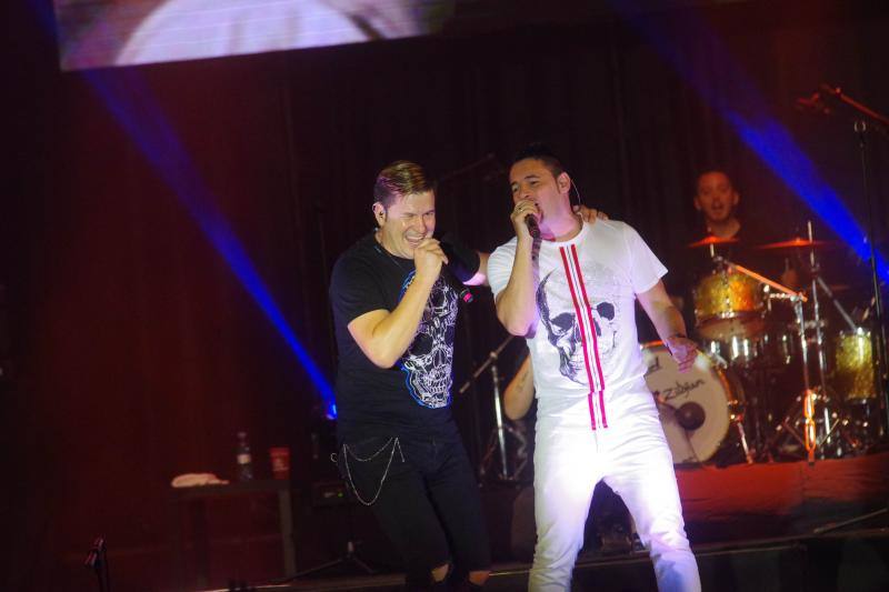 El dúo gaditano presentan su nuevo trabajo 'Para que bailes conmigo' en el Auditorio de Málaga. El humorista Justo Gómez puso la nota de humor a la noche.