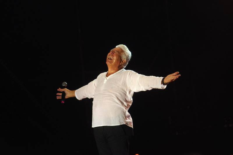 El dúo gaditano presentan su nuevo trabajo 'Para que bailes conmigo' en el Auditorio de Málaga. El humorista Justo Gómez puso la nota de humor a la noche.