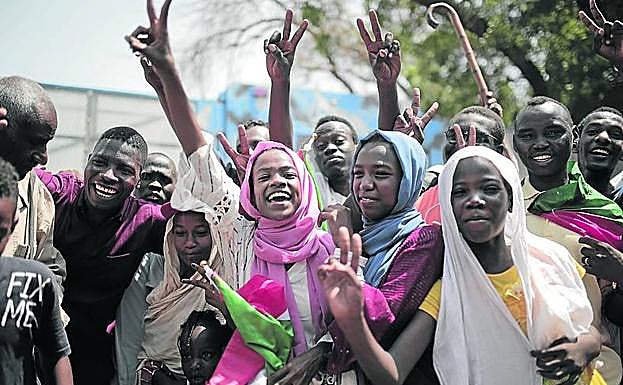 Sudaneses celebran el acuerdo en Jartum.