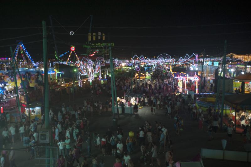 Cortijo de Torres vive cada noche una fiesta continua en el que la tradición se une con los ritmos más modernos y donde las atracciones hacen las delicias de grandes y pequeños.