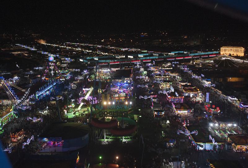Cortijo de Torres vive cada noche una fiesta continua en el que la tradición se une con los ritmos más modernos y donde las atracciones hacen las delicias de grandes y pequeños.
