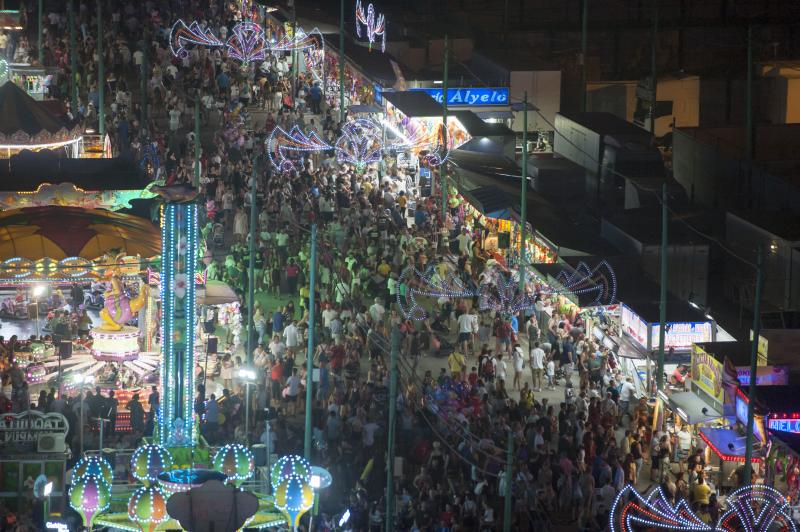 Cortijo de Torres vive cada noche una fiesta continua en el que la tradición se une con los ritmos más modernos y donde las atracciones hacen las delicias de grandes y pequeños.