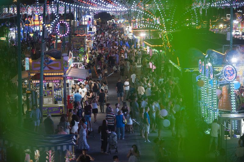 Cortijo de Torres vive cada noche una fiesta continua en el que la tradición se une con los ritmos más modernos y donde las atracciones hacen las delicias de grandes y pequeños.