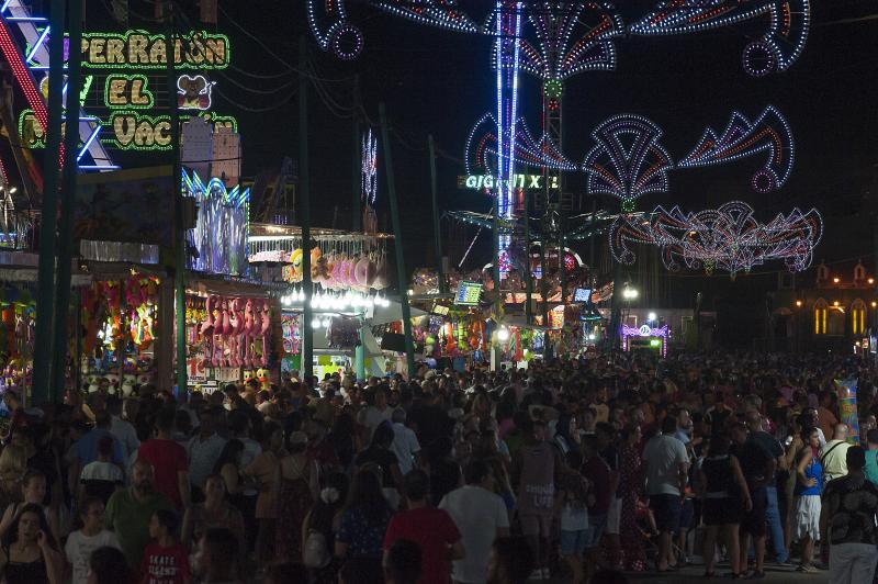 Cortijo de Torres vive cada noche una fiesta continua en el que la tradición se une con los ritmos más modernos y donde las atracciones hacen las delicias de grandes y pequeños.